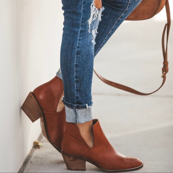 LAST 2️⃣ Vegan Leather Bootie with Block Heel - Picture 2 of 8